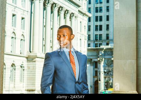 Portrait d'un homme d'affaires prospère. Robe officiellement en costume bleu, cravate à motifs, portant un embout d'oreille, un jeune homme noir, moderne debout à l'avant o Banque D'Images
