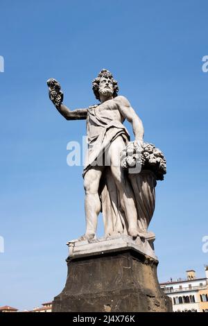 Statue de Bacchus d'automne par Giovanni Battista Caccini sur le pont Ponte Santa Trinita à Florence en Italie Banque D'Images