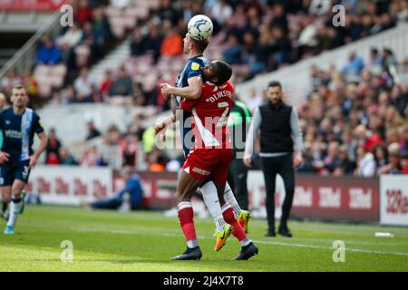 Middlesbrough, Royaume-Uni. 18th avril 2022. Jordan Rhodes #9 de Huddersfield Town et Anfernee Dijksteel #2 de Middlesbrough à Middlesbrough, Royaume-Uni, le 4/18/2022. (Photo par Ben Early/News Images/Sipa USA) crédit: SIPA USA/Alay Live News Banque D'Images