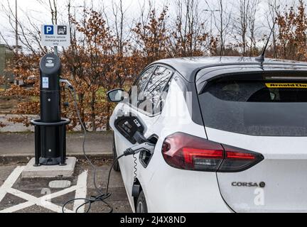 La voiture électrique Vauxhall Corsa étant chargée au point de recharge de la voiture, parc et promenade Ingliston, Édimbourg, Écosse, Royaume-Uni Banque D'Images