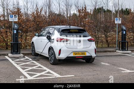 La voiture électrique Vauxhall Corsa étant chargée au point de recharge de la voiture, parc et promenade Ingliston, Édimbourg, Écosse, Royaume-Uni Banque D'Images