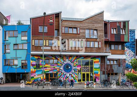 Holzmarkt25 Holzmarktstrasse,Friedrichshain-Berlin le Holzmarkt est un projet coopératif pour les créatifs dirigé par d'anciens régulateurs de club anti-gentrification Bar25. Il abrite la discothèque Katerblau, le bar de plage Pampa, le restaurant Fame, les galeries, les bars, Magasins, studios et jardin communal au bord de la rivière Mörchenpark. La région de la Spree, près de la gare Ostabühnhof de Berlin, était une zone industrielle en 1990s et, comme des sites similaires, était occupée pour une utilisation créative. Juval Dieziger et Christoph Klenzedorf ont ouvert la discothèque Bar25 sur le site. La zone était bientôt une cible pour les développeurs et la holding Banque D'Images