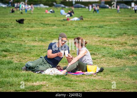 WIMBLEDON LONDRES, ROYAUME-UNI. 18 avril 2022 . Les gens se détendant sur Wimbledon Common, dans le sud-ouest de Londres sur un lundi de vacances de banque ensoleillé comme les températures chaudes du week-end de pâques sont prévues pour se terminer la semaine prochaine après avoir atteint des sommets de 23celsius . Credit: amer ghazzal / Alamy Live News Banque D'Images