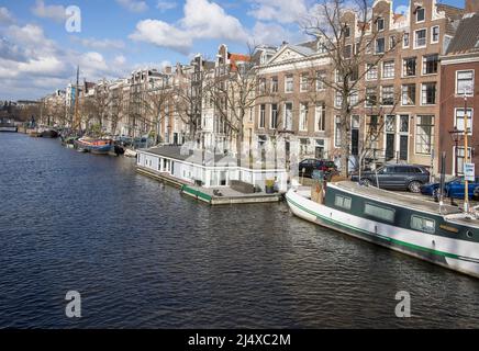 des péniche amarrées le long des nombreux canaux d'amsterdam hollande Banque D'Images