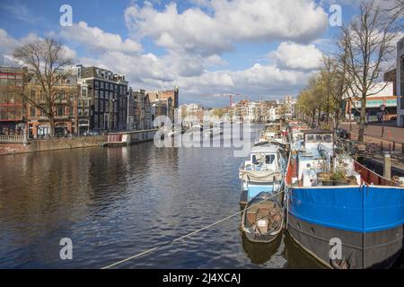 des péniche et des barges amarrés le long d'un des nombreux canaux et cours d'eau d'amsterdam, en hollande Banque D'Images