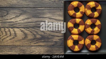 Anneaux à gâteau doux avec garniture au chocolat vue du dessus avec espace de copie Banque D'Images
