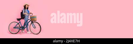 Large bannière horizontale avec femme asiatique souriante posant avec Retro Bicycle Banque D'Images