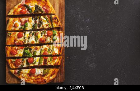 Pizza aux asperges et au prosciutto avec mozzarella et œufs de caille vue de dessus avec espace pour les copies Banque D'Images