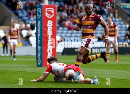 Jon Bennison de St Helens plonge pour marquer sa première tentative lors du match de la Super League de Betfred au stade John Smith, Huddersfield. Date de la photo: Lundi 18 avril 2022. Banque D'Images