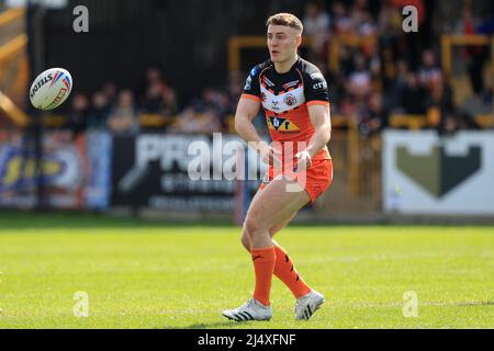 Castleford, Royaume-Uni. 18th avril 2022. Jake Trueman (6) de Castleford Tigers passe la balle à Castleford, au Royaume-Uni, le 4/18/2022. (Photo de James Heaton/News Images/Sipa USA) crédit: SIPA USA/Alay Live News Banque D'Images