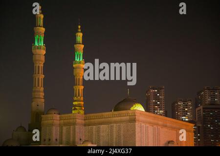 Vue de nuit de la mosquée Al Remeila, nouvelles maisons résidentielles à plusieurs étages à Ajman, Émirats arabes Unis Banque D'Images