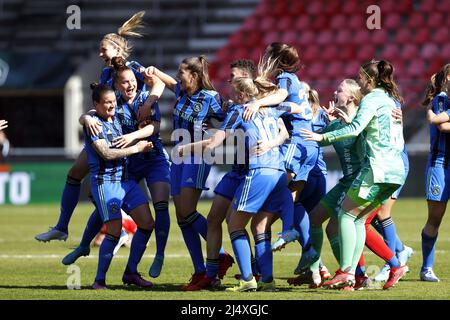 NIJMEGEN - les femmes Ajax célèbrent la victoire avec Sherida Spitse d'Ajax, Nadine Noordam d'Ajax, Eshly Bakker ou Ajax après le match final de la coupe KNVB pour les femmes entre PSV et Ajax au stade de Goffert le 18 avril 2022 à Nimègue, aux pays-Bas. ANP SEM VAN DER WAL Banque D'Images