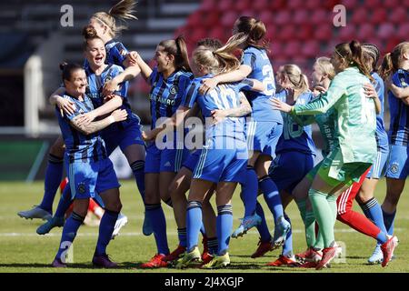 NIJMEGEN - les femmes Ajax célèbrent la victoire avec Sherida Spitse d'Ajax, Nadine Noordam d'Ajax, Eshly Bakker ou Ajax après le match final de la coupe KNVB pour les femmes entre PSV et Ajax au stade de Goffert le 18 avril 2022 à Nimègue, aux pays-Bas. ANP SEM VAN DER WAL Banque D'Images