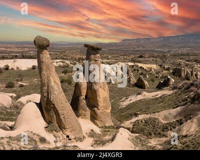 Cappadoce trois beautés (turc UC Guzeller) cheminées de fées en Cappadoce, Turquie Banque D'Images