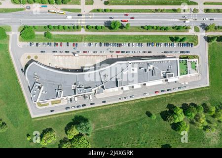 immeuble de bureaux moderne en zone urbaine. parking avec voitures garées. vue aérienne du dessus par beau temps. Banque D'Images