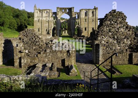 Vue depuis le porche de Galilée le long de la Nave jusqu'au Presbytère avec transsepts nord et sud de l'abbaye cistercienne de Rievaulx en ruines Banque D'Images