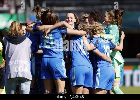 NIJMEGEN - les femmes Ajax célèbrent la victoire après le match final de la coupe KNVB pour les femmes entre PSV et Ajax dans le stade de Goffert le 18 avril 2022 à Nimègue, aux pays-Bas. ANP SEM VAN DER WAL Banque D'Images