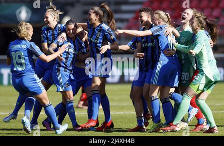 NIJMEGEN - les femmes Ajax célèbrent la victoire avec Sherida Spitse d'Ajax, Nadine Noordam d'Ajax, Eshly Bakker ou Ajax après le match final de la coupe KNVB pour les femmes entre PSV et Ajax au stade de Goffert le 18 avril 2022 à Nimègue, aux pays-Bas. ANP SEM VAN DER WAL Banque D'Images