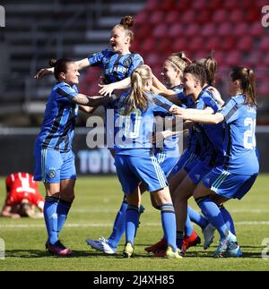 NIJMEGEN - les femmes Ajax célèbrent la victoire avec Sherida Spitse d'Ajax, Nadine Noordam d'Ajax, Eshly Bakker ou Ajax après le match final de la coupe KNVB pour les femmes entre PSV et Ajax au stade de Goffert le 18 avril 2022 à Nimègue, aux pays-Bas. ANP SEM VAN DER WAL Banque D'Images