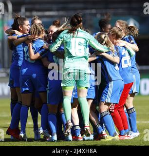 NIJMEGEN - les femmes Ajax célèbrent la victoire avec Sherida Spitse d'Ajax, Nadine Noordam d'Ajax, Eshly Bakker ou Ajax après le match final de la coupe KNVB pour les femmes entre PSV et Ajax au stade de Goffert le 18 avril 2022 à Nimègue, aux pays-Bas. ANP SEM VAN DER WAL Banque D'Images