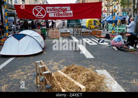 Paris, Paris, FRANCE. 18th avril 2022. L'organisation rébellion d'extinction a occupé une partie du boulevard de bonne Nouvelle à Paris pour exiger plus d'action sur le changement climatique. De nombreux bâtiments autour du boulevard ont été peints en aérosol de slogans anticapitalistes (Credit image: © Remon Haazen/ZUMA Press Wire) Banque D'Images