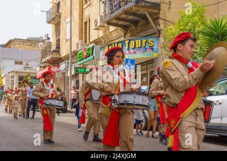 Haifa, Israël - 17 avril 2022 : les batteurs scouts et d'autres participent au défilé du dimanche des palmiers de Pâques de la communauté orthodoxe grecque, dans le centre-ville de Haif Banque D'Images