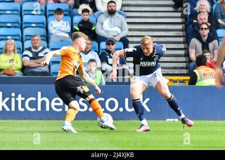 LONDRES, ROYAUME-UNI. AVR 18th Keane Lewis-Potter de Hull City bataille pour possession avec Daniel Ballard de Millwall lors du match de championnat Sky Bet entre Millwall et Hull City à la Den, Londres, le lundi 18th avril 2022. (Credit: Ivan Yordanov | MI News) Credit: MI News & Sport /Alay Live News Banque D'Images