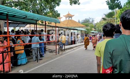 Kanyakumari,Tamilnadu,Inde-avril 16 2022: Les touristes attendent dans la longue file d'attente pour réserver des billets de ferry pour visiter Vivekananda Rock Memorial et Thiruvalluvar S. Banque D'Images