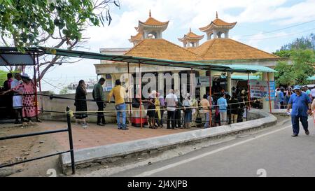 Kanyakumari,Tamilnadu,Inde-avril 16 2022: Les touristes attendent dans la longue file d'attente pour réserver des billets de ferry pour visiter Vivekananda Rock Memorial et Thiruvalluvar S. Banque D'Images