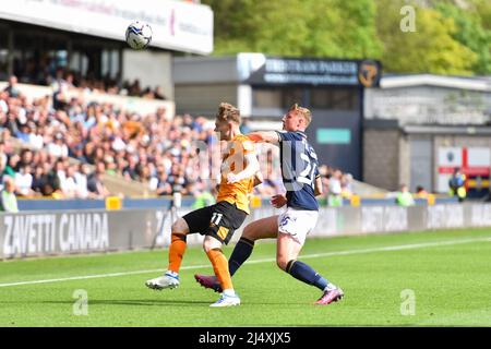 LONDRES, ROYAUME-UNI. AVR 18th Keane Lewis-Potter de Hull City bataille pour possession avec Daniel Ballard de Millwall lors du match de championnat Sky Bet entre Millwall et Hull City à la Den, Londres, le lundi 18th avril 2022. (Credit: Ivan Yordanov | MI News) Credit: MI News & Sport /Alay Live News Banque D'Images