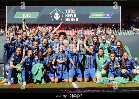 NIJMEGEN - gardien de but Ajax Regina van Eijk, Liza van der MOST of Ajax, Lisa Doorn of Ajax, Stefanie van der Gragt of Ajax, Sherida Spitse of Ajax, Romee Leuchter of Ajax, Nadine Noordam of Ajax, Chasity Grant of Ajax, Eshly Bakker or Ajax, Victoria Pelova of Ajax, Jonna van de Velde d'Ajax, Lize Kop, ISA Pothof, Marthe Munsterman d'Ajax, Nikita Tromp d'Ajax, Kelly Zeeman d'Ajax, Jamie Altelaar d'Ajax, Tiny Hoekstra d'Ajax, Zaina Bouzerrade d'Ajax, Quincy Sabajo d'Ajax, Kay-Lee de Sanders d'Ajax, ISA Cardinal d'Ajax célébrer la victoire avec le TOTO K. Banque D'Images