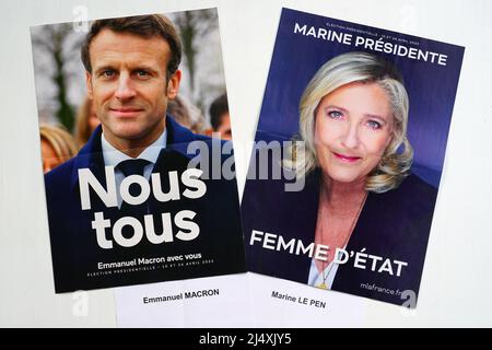 PARIS, FRANCE –6 avril 2022- vue des brochures officielles et des bulletins de vote pour Macron et le Pen pour le deuxième tour de l'élection présidentielle française de 2022 Banque D'Images