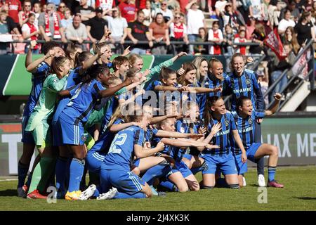 NIJMEGEN - gardien de but Ajax Regina van Eijk, Liza van der MOST of Ajax, Lisa Doorn of Ajax, Stefanie van der Gragt of Ajax, Sherida Spitse of Ajax, Romee Leuchter of Ajax, Nadine Noordam of Ajax, Chasity Grant of Ajax, Eshly Bakker or Ajax, Victoria Pelova of Ajax, Jonna van de Velde d'Ajax, Lize Kop, ISA Pothof, Marthe Munsterman d'Ajax, Nikita Tromp d'Ajax, Kelly Zeeman d'Ajax, Jamie Altelaar d'Ajax, Tiny Hoekstra d'Ajax, Zaina Bouzerrade d'Ajax, Quincy Sabajo d'Ajax, Kay-Lee de Sanders d'Ajax, ISA Cardinal d'Ajax célébrer la victoire avec le TOTO K. Banque D'Images