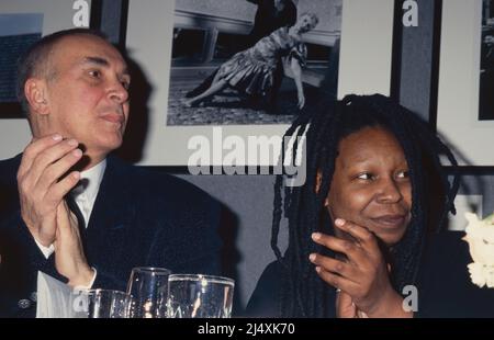 Frank Langella et Whoopi Goldberg assistent au 9e dîner annuel du film Award au National Arts Club de New York le 24 février 1997. Crédit photo : Henry McGee/MediaPunch Banque D'Images