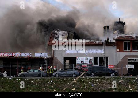 Lviv, Lviv, Ukraine. 18th avril 2022. Quatre frappes de missiles auraient été lancées le matin à Lviv, frappant des infrastructures militaires et un magasin de pneus lourdement endommagés. 7 civils auraient perdu la vie et près de 11 auraient été blessés. (Image de crédit : © Valeria Ferraro/ZUMA Press Wire) Banque D'Images