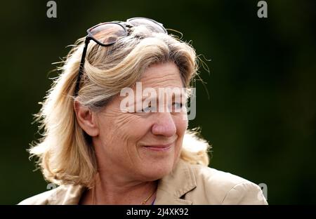 L'entraîneur Eve Johnson Houghton à l'hippodrome de Kempton Park, Surrey. Date de la photo: Lundi 18 avril 2022. Banque D'Images