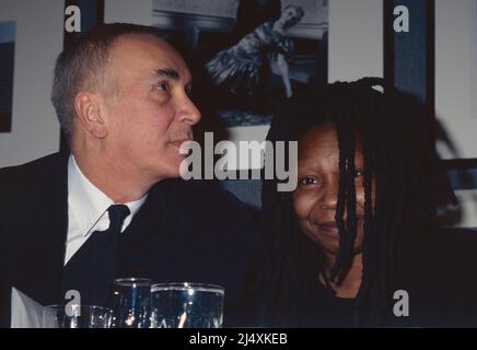 Frank Langella et Whoopi Goldberg assistent au 9e dîner annuel du film Award au National Arts Club de New York le 24 février 1997. Crédit photo : Henry McGee/MediaPunch Banque D'Images