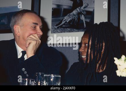 Frank Langella et Whoopi Goldberg assistent au 9e dîner annuel du film Award au National Arts Club de New York le 24 février 1997. Crédit photo : Henry McGee/MediaPunch Banque D'Images