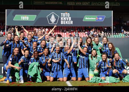 NIJMEGEN - gardien de but Ajax Regina van Eijk, Liza van der MOST of Ajax, Lisa Doorn of Ajax, Stefanie van der Gragt of Ajax, Sherida Spitse of Ajax, Romee Leuchter of Ajax, Nadine Noordam of Ajax, Chasity Grant of Ajax, Eshly Bakker or Ajax, Victoria Pelova of Ajax, Jonna van de Velde d'Ajax, Lize Kop, ISA Pothof, Marthe Munsterman d'Ajax, Nikita Tromp d'Ajax, Kelly Zeeman d'Ajax, Jamie Altelaar d'Ajax, Tiny Hoekstra d'Ajax, Zaina Bouzerrade d'Ajax, Quincy Sabajo d'Ajax, Kay-Lee de Sanders d'Ajax, ISA Cardinal d'Ajax célébrer la victoire avec le TOTO K. Banque D'Images