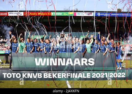 NIJMEGEN - gardien de but Ajax Regina van Eijk, Liza van der MOST of Ajax, Lisa Doorn of Ajax, Stefanie van der Gragt of Ajax, Sherida Spitse of Ajax, Romee Leuchter of Ajax, Nadine Noordam of Ajax, Chasity Grant of Ajax, Eshly Bakker or Ajax, Victoria Pelova of Ajax, Jonna van de Velde d'Ajax, Lize Kop, ISA Pothof, Marthe Munsterman d'Ajax, Nikita Tromp d'Ajax, Kelly Zeeman d'Ajax, Jamie Altelaar d'Ajax, Tiny Hoekstra d'Ajax, Zaina Bouzerrade d'Ajax, Quincy Sabajo d'Ajax, Kay-Lee de Sanders d'Ajax, ISA Cardinal d'Ajax célébrer la victoire avec le TOTO K. Banque D'Images