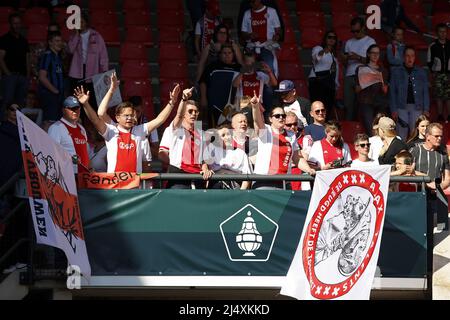 NIJMEGEN - les partisans de l'Ajax célèbrent la victoire lors du match final de la coupe KNVB pour les femmes entre PSV et Ajax au stade de Goffert le 18 avril 2022 à Nimègue, pays-Bas. ANP SEM VAN DER WAL Banque D'Images