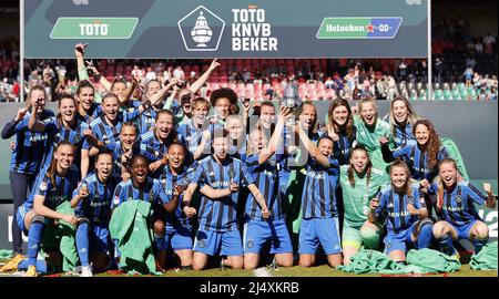 NIJMEGEN - gardien de but Ajax Regina van Eijk, Liza van der MOST of Ajax, Lisa Doorn of Ajax, Stefanie van der Gragt of Ajax, Sherida Spitse of Ajax, Romee Leuchter of Ajax, Nadine Noordam of Ajax, Chasity Grant of Ajax, Eshly Bakker or Ajax, Victoria Pelova of Ajax, Jonna van de Velde d'Ajax, Lize Kop, ISA Pothof, Marthe Munsterman d'Ajax, Nikita Tromp d'Ajax, Kelly Zeeman d'Ajax, Jamie Altelaar d'Ajax, Tiny Hoekstra d'Ajax, Zaina Bouzerrade d'Ajax, Quincy Sabajo d'Ajax, Kay-Lee de Sanders d'Ajax, ISA Cardinal d'Ajax célébrer la victoire avec le TOTO K. Banque D'Images