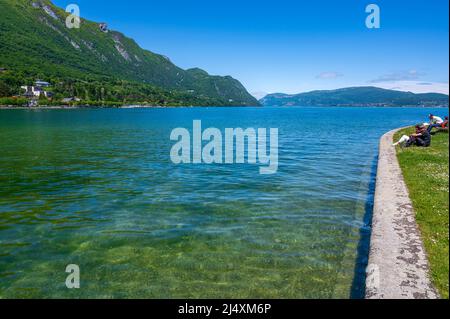 Lac du Bourget, le plus grand lac des Alpes françaises, au Bourget-du-Lac, France Banque D'Images