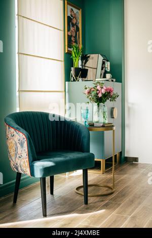 Salle d'attente dans un salon de beauté. chaise et table avec fleurs Banque D'Images