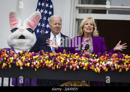 Washington, États-Unis. 18th avril 2022. Le président Joe Biden (C) et la première dame Jill Biden sont rejoints par le lapin de Pâques avant le rouleau d'œufs de Pâques annuel sur la pelouse sud de la Maison Blanche à Washington, DC, le lundi 18 avril 2022. Photo de piscine par Jim Lo Scalzo/UPI crédit: UPI/Alamy Live News Banque D'Images