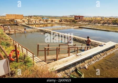 Castro Marim, Portugal - 30 juillet 2021 : spa salin dans les salins de Castro Marim, Algarve, Portugal. Personnes appliquant de l'argile saline à leurs corps. Banque D'Images