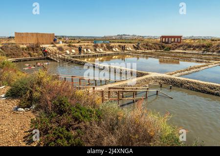 Castro Marim, Portugal - 30 juillet 2021 : spa salin dans les salins de Castro Marim, Algarve, Portugal. Personnes appliquant de l'argile saline à leurs corps. Banque D'Images