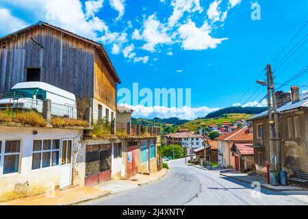 Zmeitsa est un village du sud-ouest de la Bulgarie. Il est situé dans la municipalité de Dospat, province de Smolyan. Août 2020 Banque D'Images