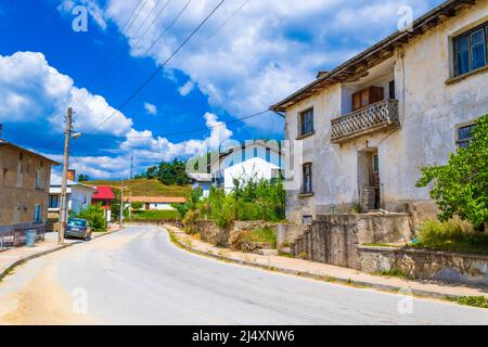 Zmeitsa est un village du sud-ouest de la Bulgarie. Il est situé dans la municipalité de Dospat, province de Smolyan. Août 2020 Banque D'Images