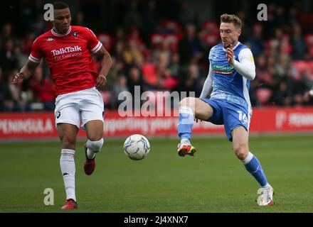 SALFORD, ROYAUME-UNI. AVRIL 18th Tom Beadling de Barrow tire et frappe le bar lors du match de la Sky Bet League 2 entre Salford City et Barrow à Moor Lane, Salford, le lundi 18th avril 2022. (Crédit : Michael Driver | MI News) crédit : MI News & Sport /Alay Live News Banque D'Images